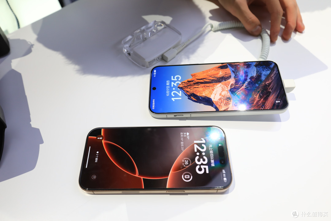 全站首发!“苹替”巅峰?OPPO Find X8 真机亲测,优雅外观与完美握感的结合!