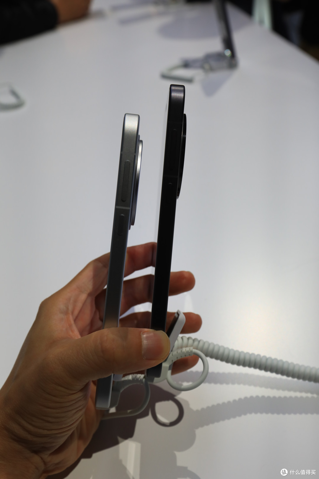 全站首发!“苹替”巅峰?OPPO Find X8 真机亲测,优雅外观与完美握感的结合!