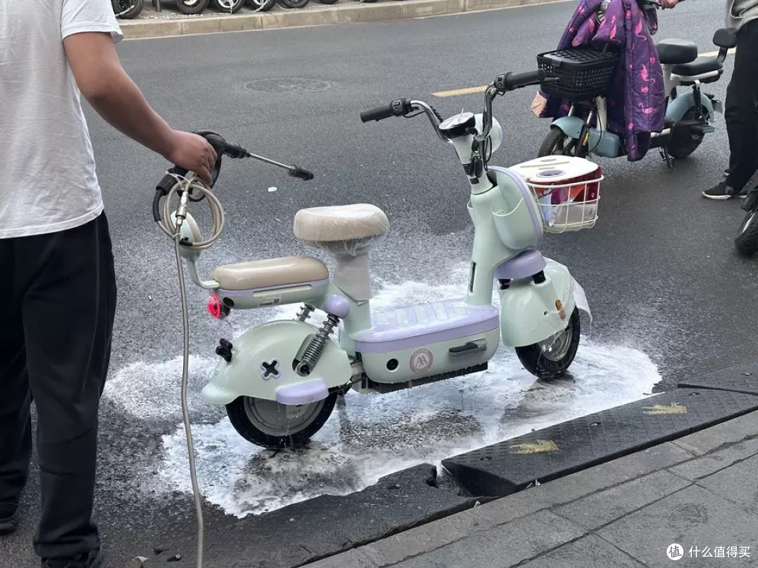 爱玛元宇宙时尚电动车：妈妈的新宠，菜市买菜的好帮手