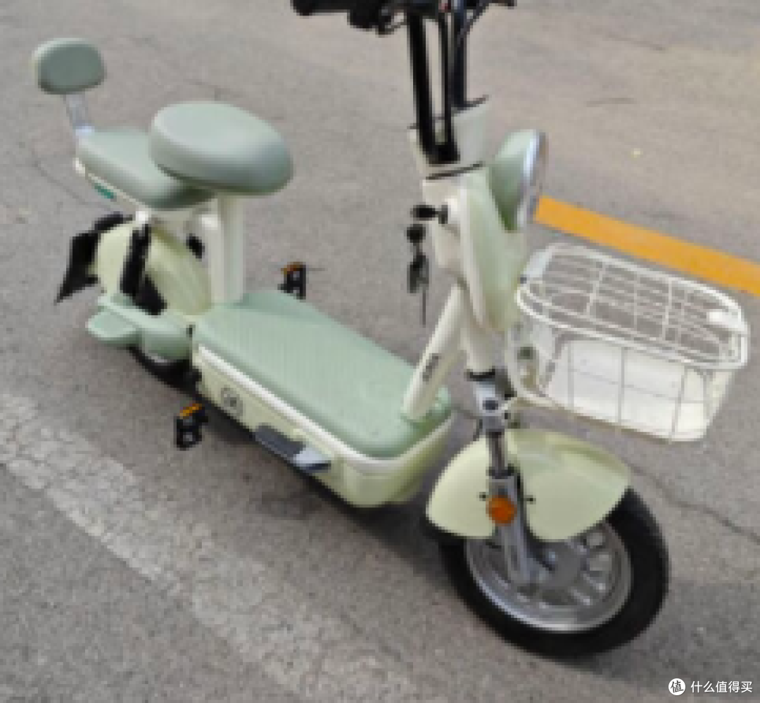 爱玛糖豆电动车，轻松驾驭城市街头！
