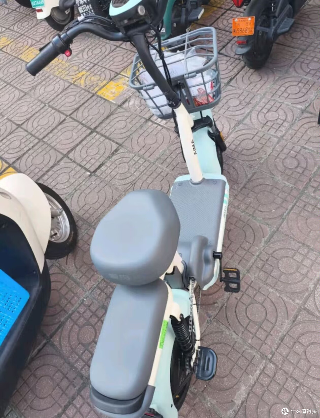 种草爱玛小型代步电动车：轻盈时尚，开启便捷绿色出行新篇章！