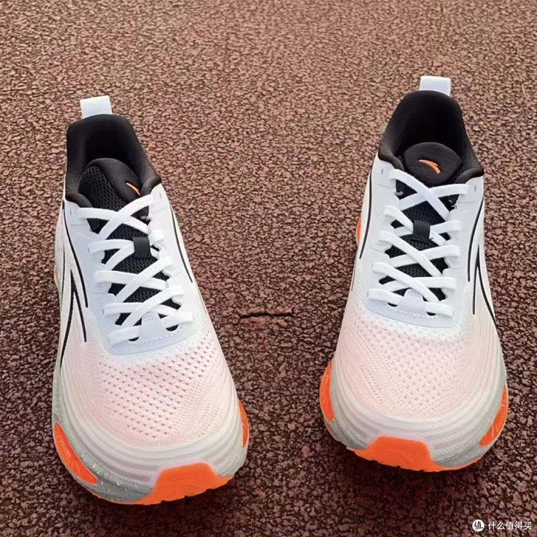 安踏虫洞跑鞋：穿越跑步的新境界