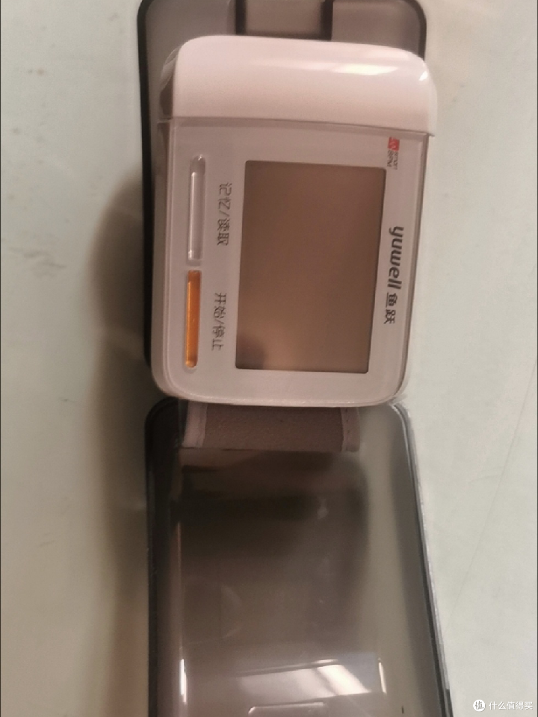 鱼跃手腕式电子血压计YE8900AR：老人家用智能充电语音血压测量仪器