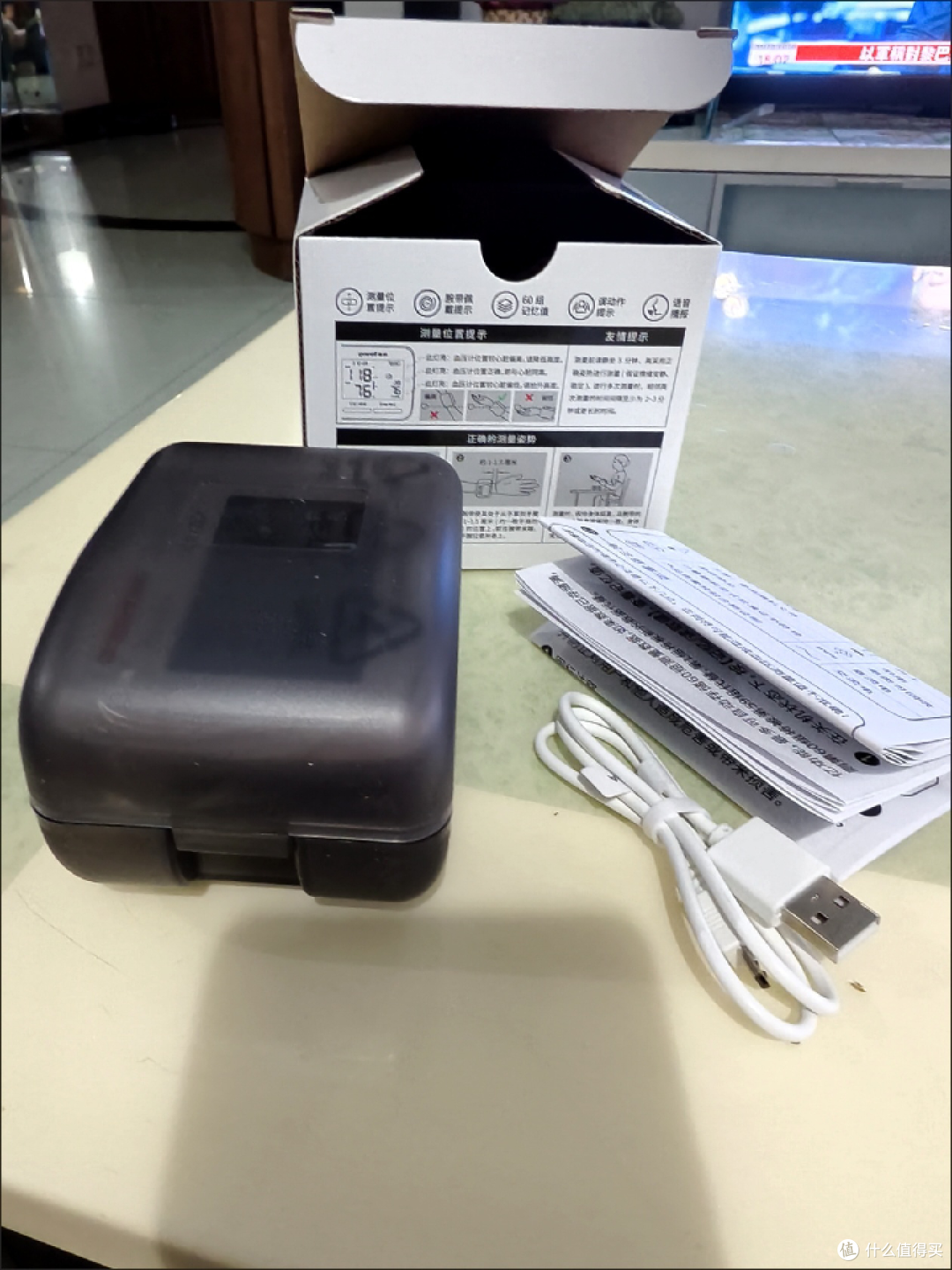 鱼跃手腕式电子血压计YE8900AR：老人家用智能充电语音血压测量仪器