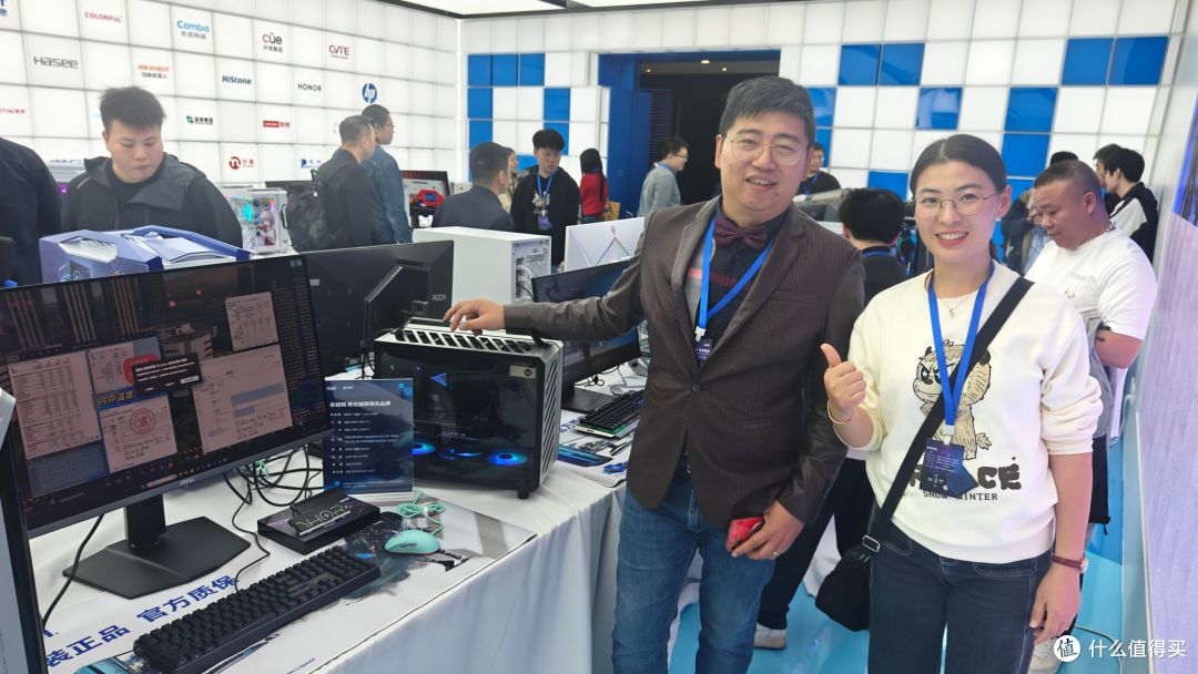 英特尔新处理器Ultra 200S发布会现场:机械大师机箱惊喜助力
