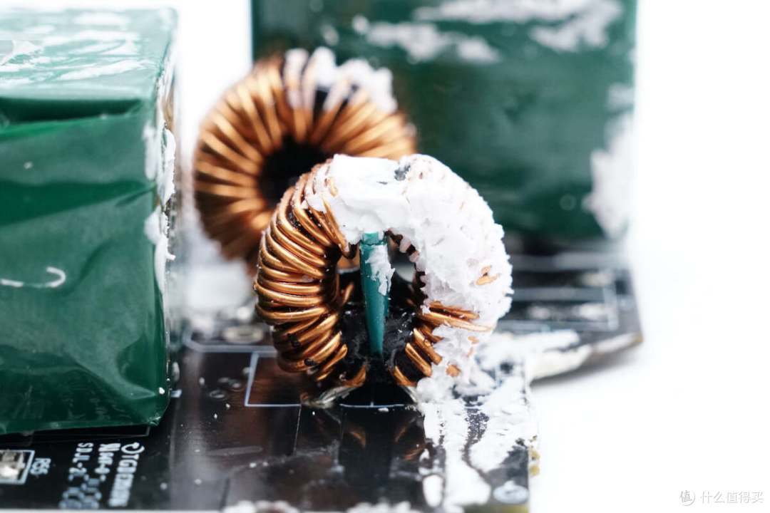 拆解报告:华硕ROG 140W 3C1A四口氮化镓充电器AC140-01