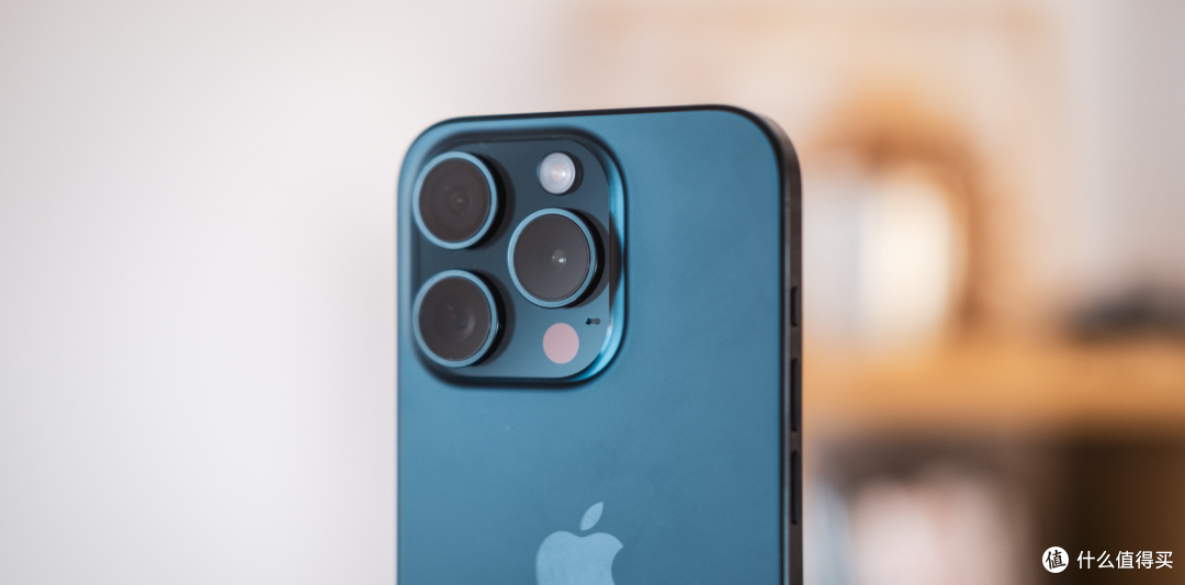 再等等！iPhone 17 Pro镜头配置曝光：长焦镜头提升400%，前置翻倍