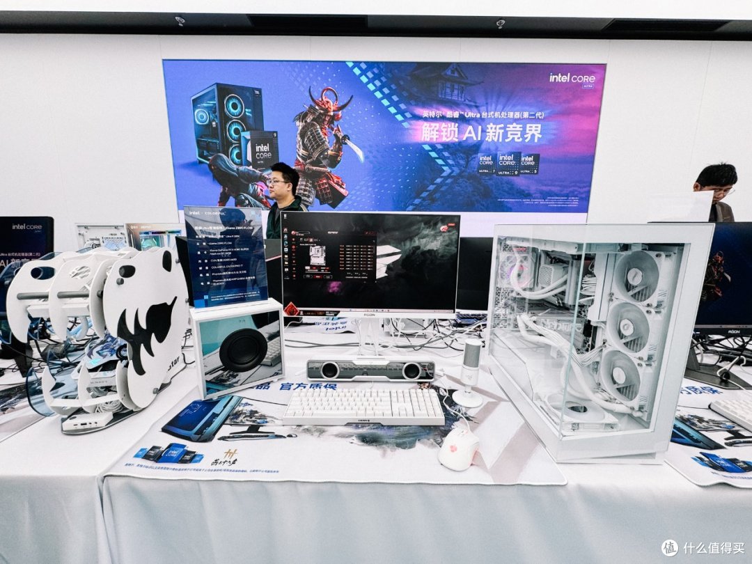 英特尔酷睿Ultra 200S和Ultra 200V齐发，新机型与AI生态圈两手抓