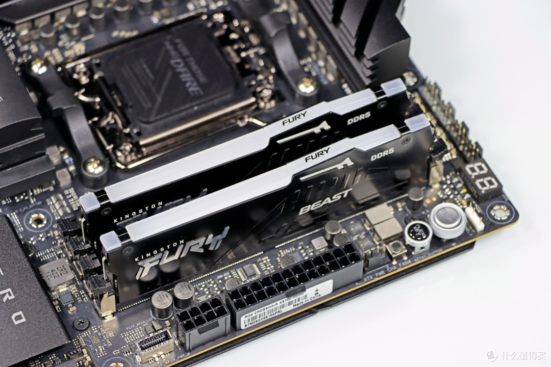 9800X3D,目前最强游戏 CPU,不服来战!力压 14900K!华硕 X870E HERO 与 RTX4080 SUPER 月白搭台