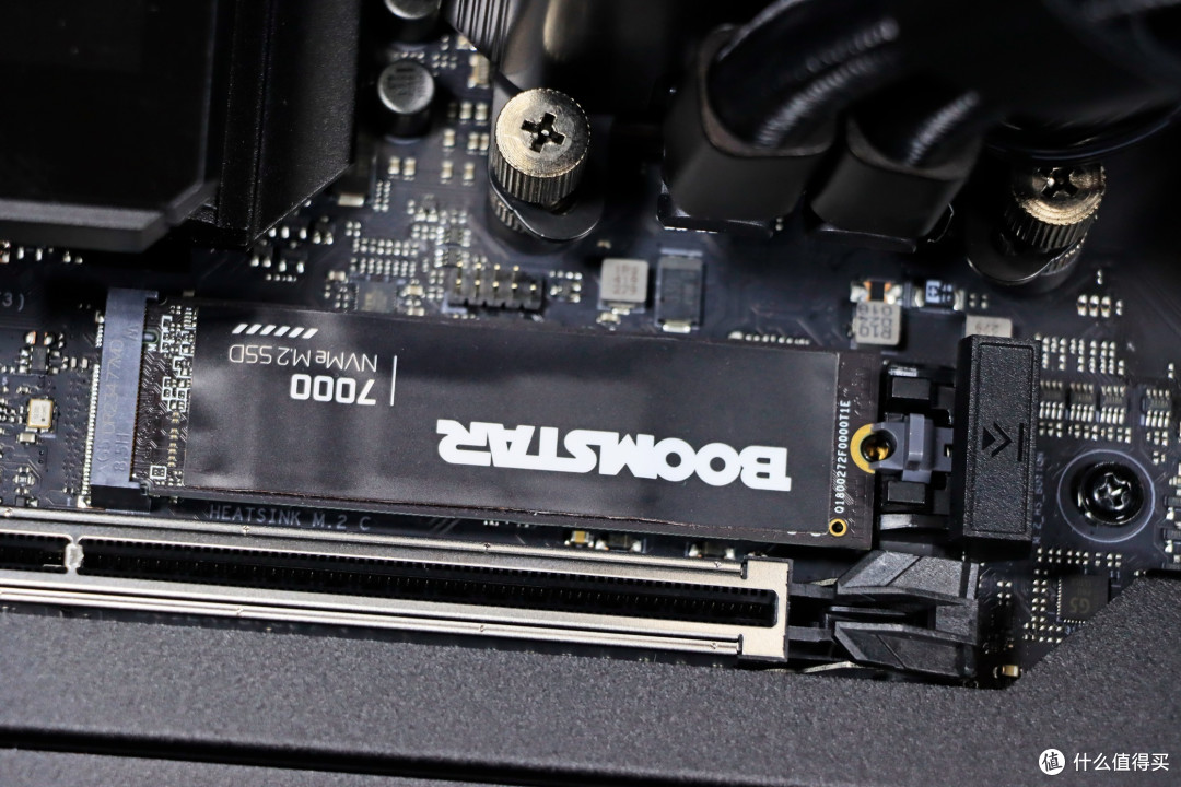 9800X3D,目前最强游戏 CPU,不服来战!力压 14900K!华硕 X870E HERO 与 RTX4080 SUPER 月白搭台