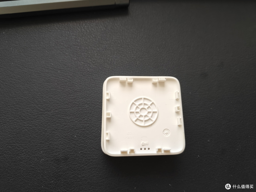 最后一步是把后盖的黑色泡棉撕掉，我这里已经撕掉了。