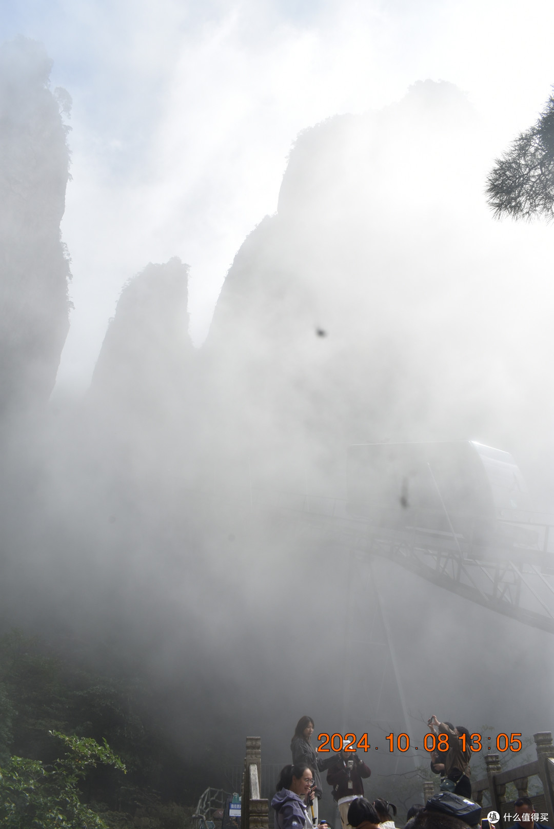 谷底景色还是可以的，但是雾太大什么都拍不清，你都看不见照片里的火车，同样坐在里面也看不清外面，雾是一阵一阵的，只能边走边欣赏美景没法停下来等雾散去，时间来不及