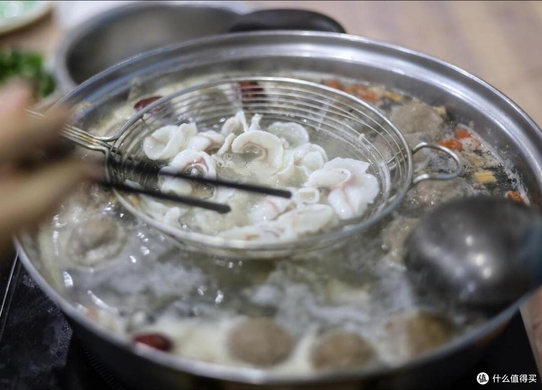 嘎嘎香！中国这些带“锅”上桌的美食，一口就上瘾，你吃过哪几种
