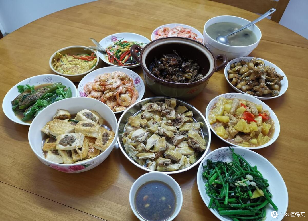 都说午餐要吃好,晚餐要吃少,为什么大多数人的晚餐比午餐更丰富?