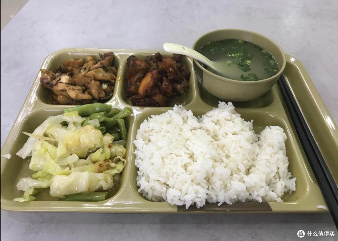 都说午餐要吃好,晚餐要吃少,为什么大多数人的晚餐比午餐更丰富?