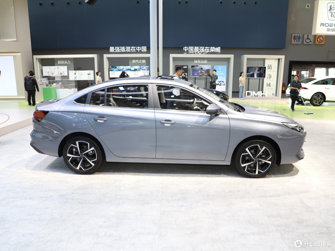 6.89万元燃油汽车:荣威i5