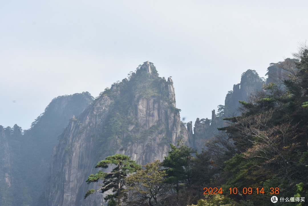 好吧，我承认我还在纠结18罗汉，至于绕了小半座黄山眼前这片是不是刚才那18罗汉的地方我自己也搞不清，但是真的有点像十八罗汉啊