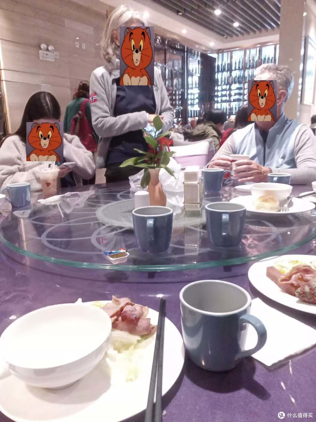 补充体力，自助餐还行毕竟山上，虽不是扶墙进扶墙出但也尽量多吃点，以动物蛋白为主，碳水不扛饿，等下还得爬山呢，而且你基本没时间再坐下来定定心心吃饭了，坐对面的估计是带着孩子的一对北欧夫妻（反正听不懂）
