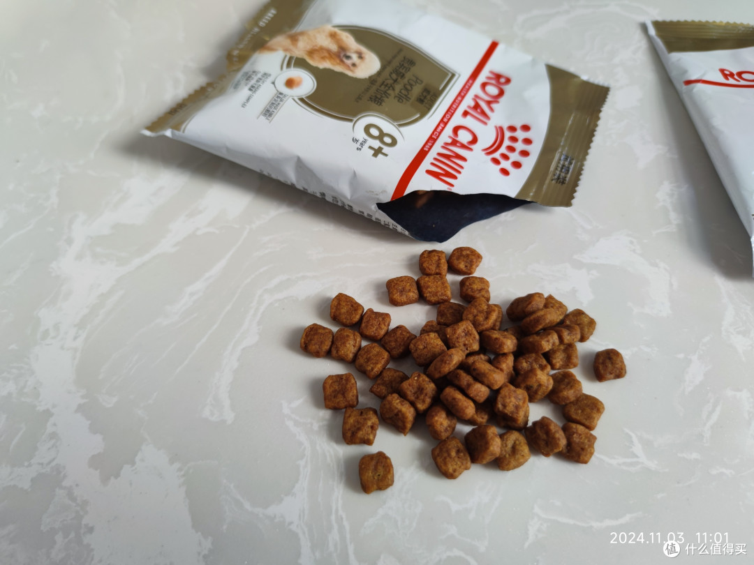 狗粮对于生活我老家的狗来说,吃一点狗粮,就相当于过年了!今年提前给它过年。
