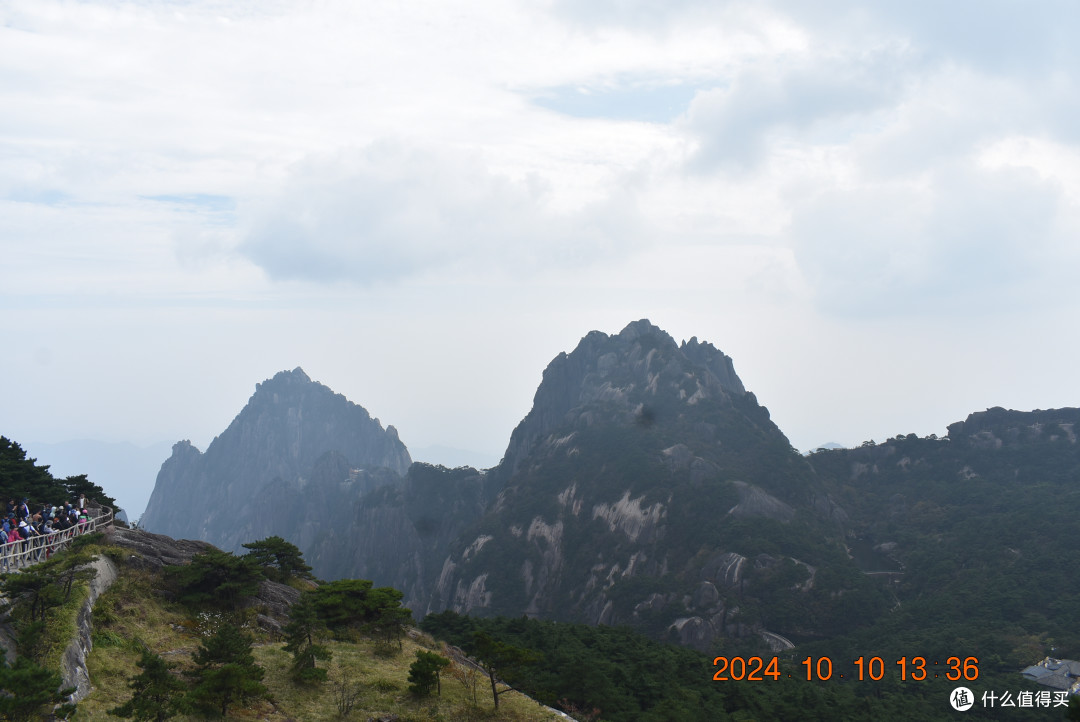 上到观景平台，左侧是天都峰右侧是莲花峰，没机会爬了，远观吧