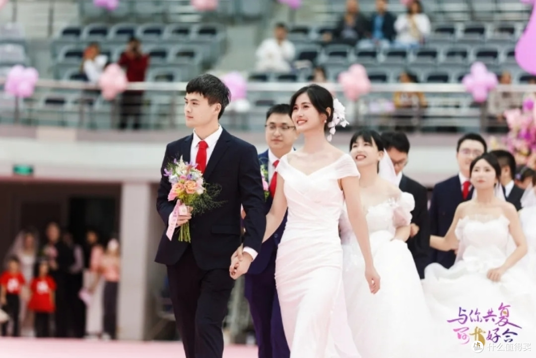 恭喜,他们结婚了!高校还送上“热搜同款”……