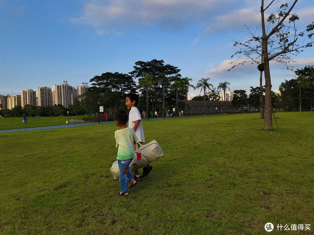 兄弟两一起抬一袋挺重的帐篷