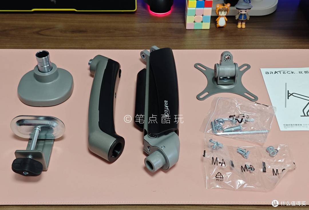 一米宽的桌面，组合两个27寸的显示器可行吗？显示器支架怎么选？