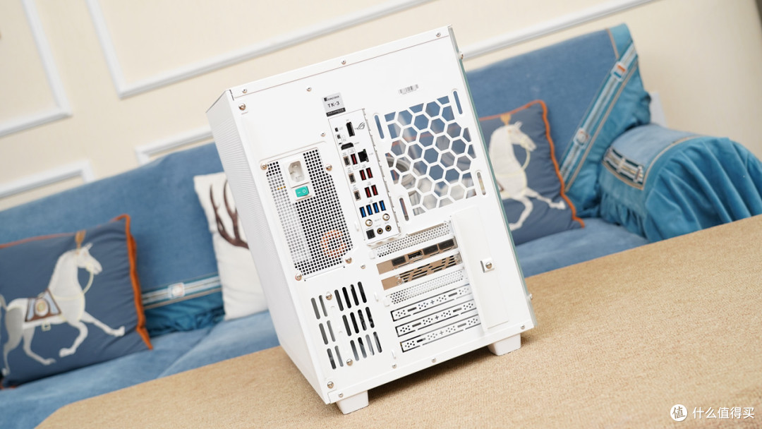性能颜值我全都要!AMD R7 9800X3D+X870吹雪+影驰4070Ti S打造的白色海景房分享