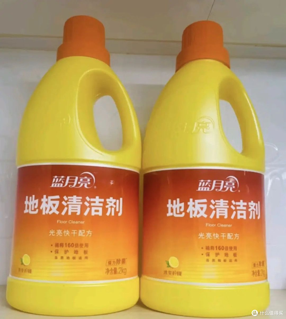 蓝月亮地板清洁剂,温和清洁,柠檬香气清新,轻松除菌,让家居环境清洁舒适。