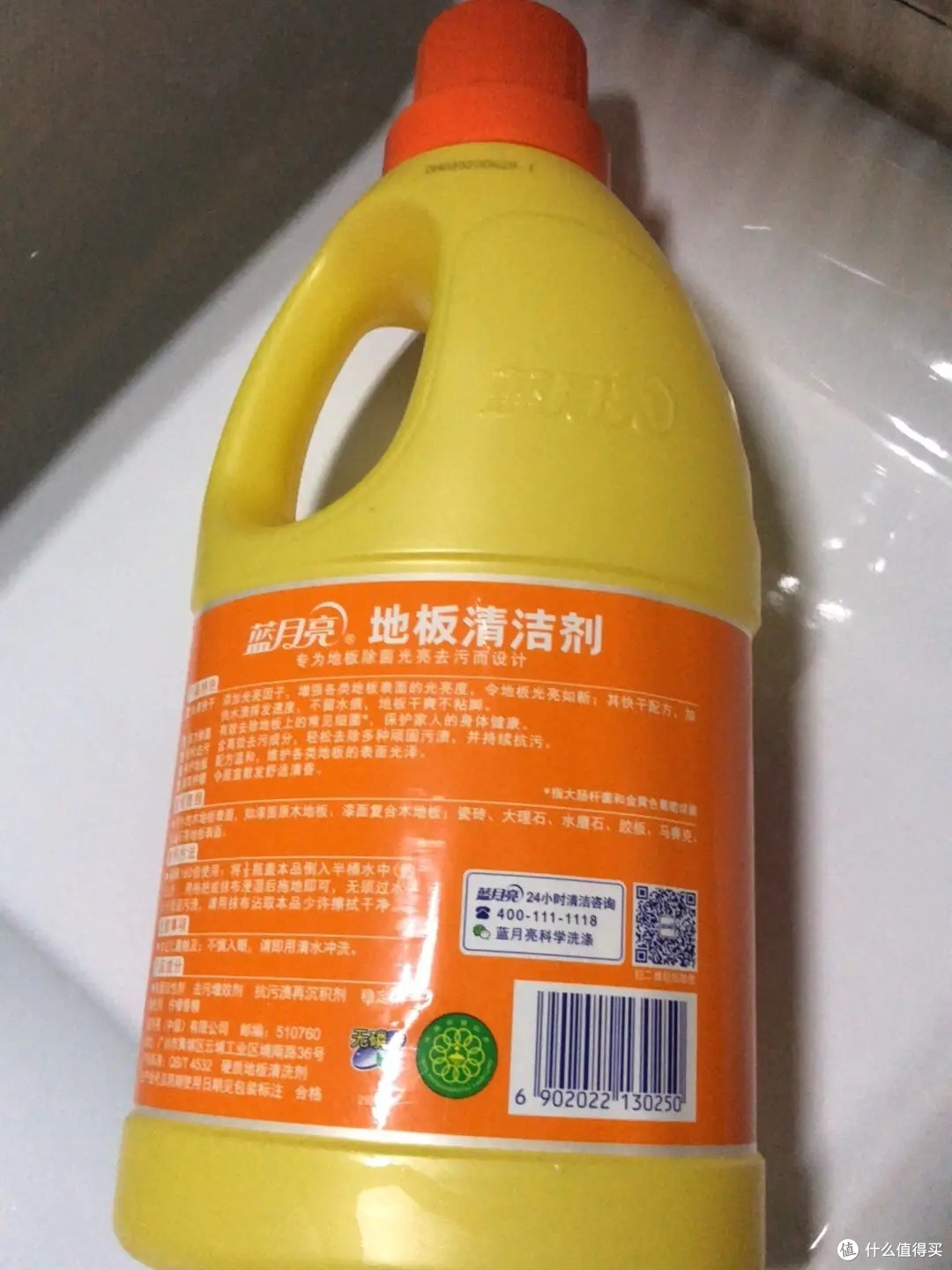 蓝月亮地板清洁剂,温和清洁,柠檬香气清新,轻松除菌,让家居环境清洁舒适。
