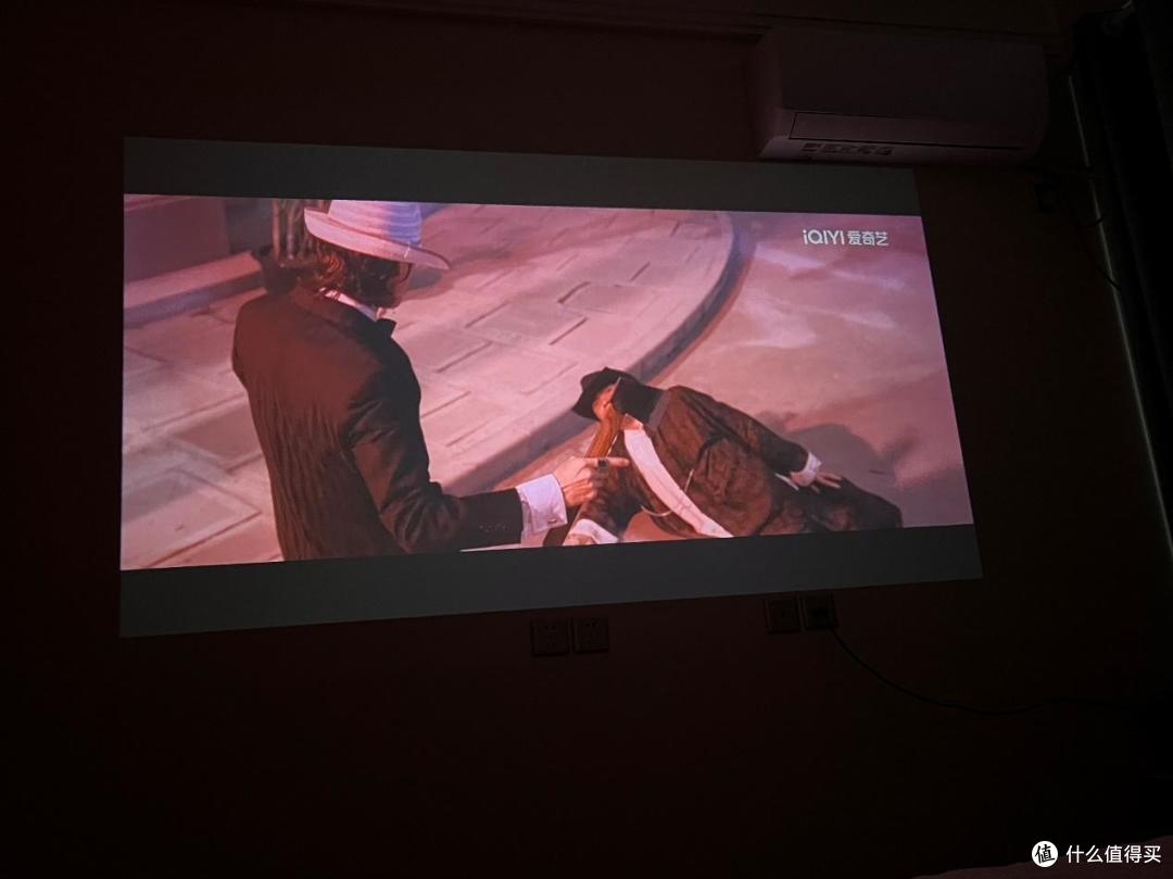 趁着双11+国补，500多入手一台哈趣Q1投影仪，顿时享受100寸大彩电搬进卧室的感觉！