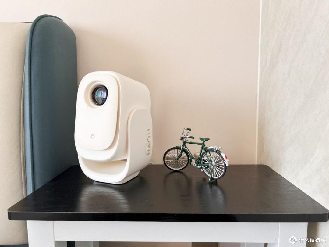 趁着双11+国补，500多入手一台哈趣Q1投影仪，顿时享受100寸大彩电搬进卧室的感觉！