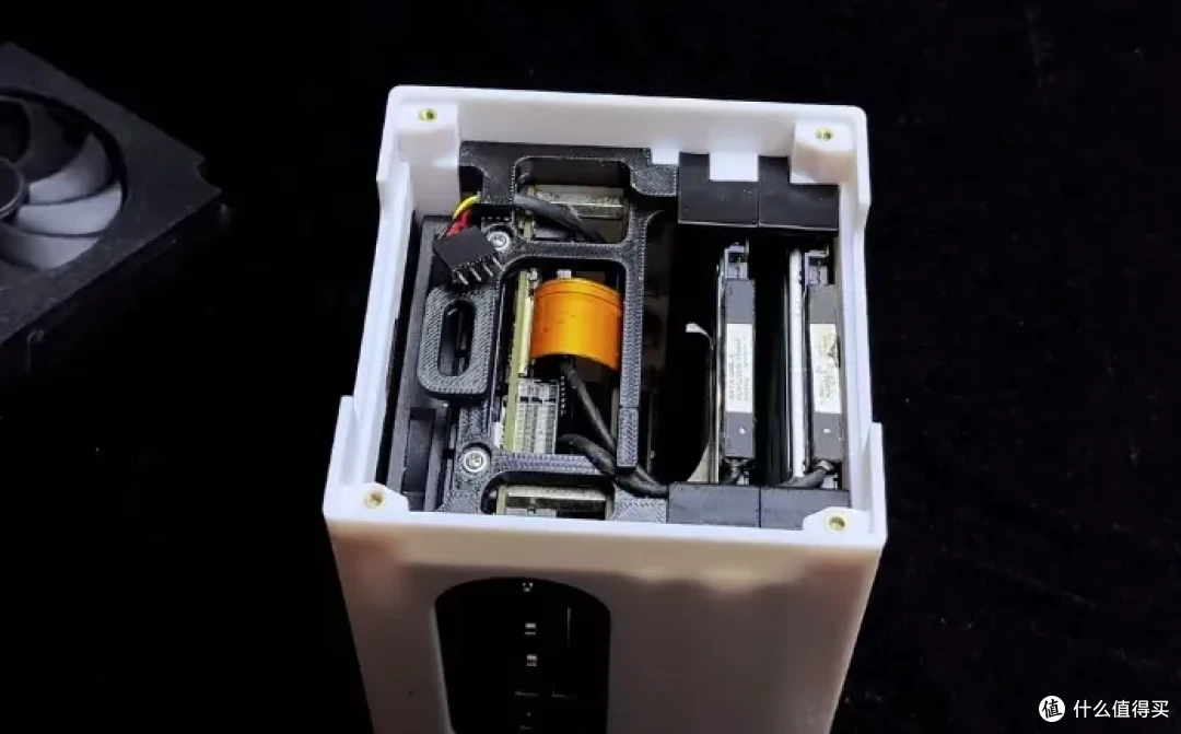 大神“手捏版”mini NAS,屁大点地方,竟能塞下6个硬盘