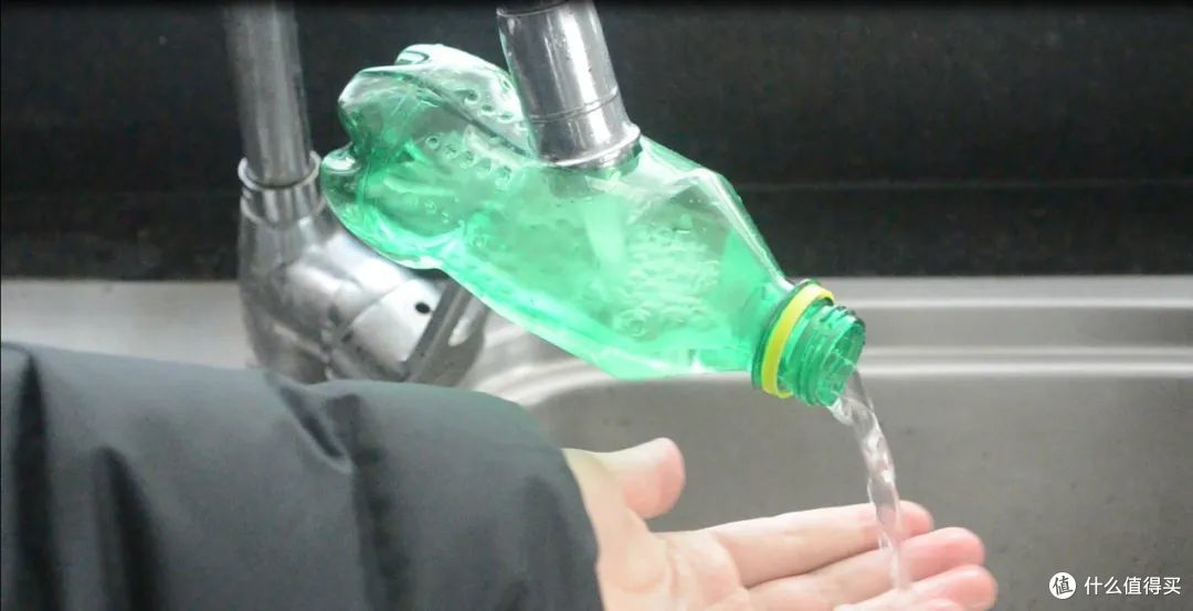 在水龙头上面套个“塑料瓶”，效果太厉害了，解决很多家庭的困扰