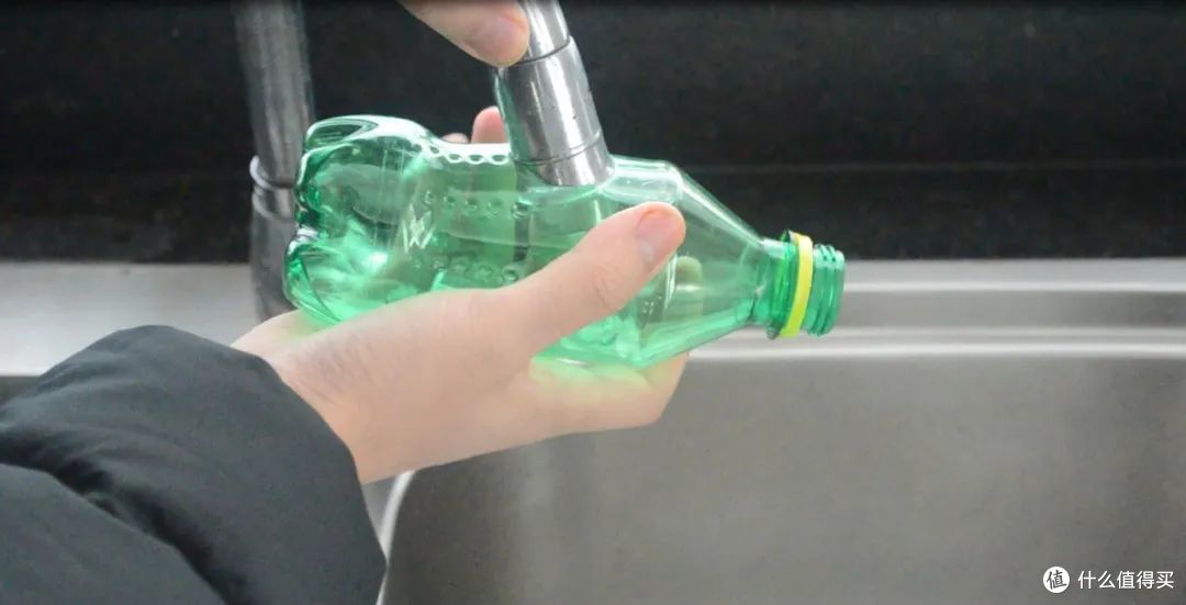 在水龙头上面套个“塑料瓶”，效果太厉害了，解决很多家庭的困扰
