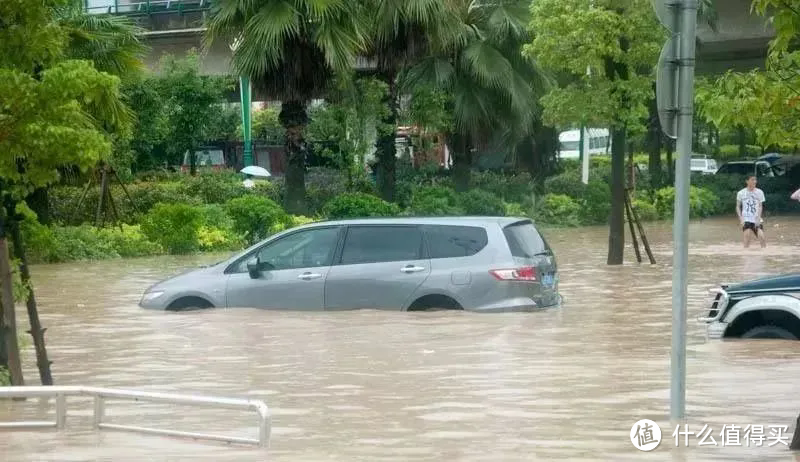 @车主，暴雨持续，行车请注意！