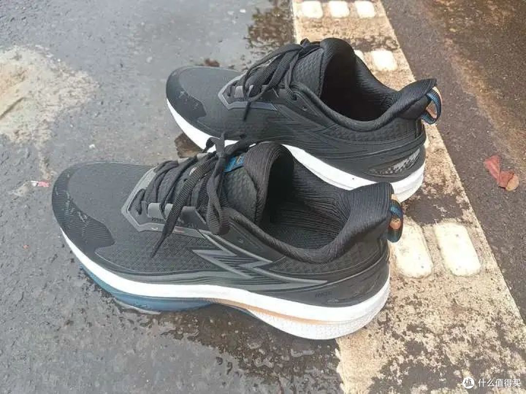有哪些雨天也能穿的训练通勤两用缓震跑鞋推荐