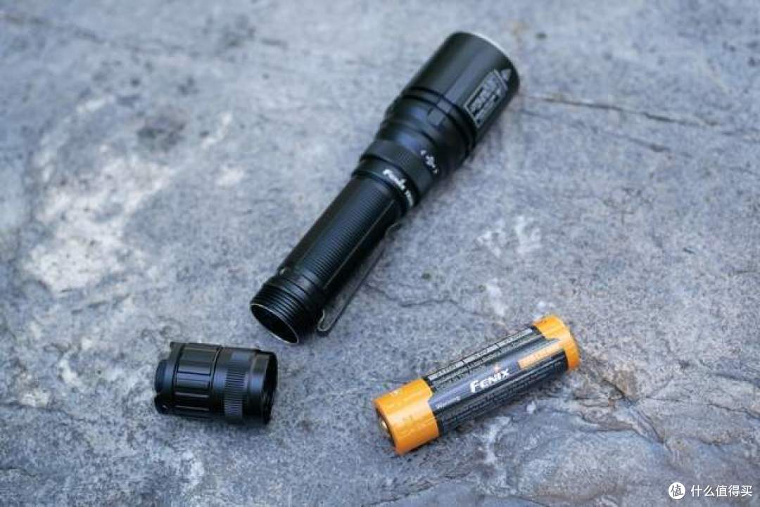 菲尼克斯TK30R白激光战术手电:黑夜中的千米光剑,探险搜索利器
