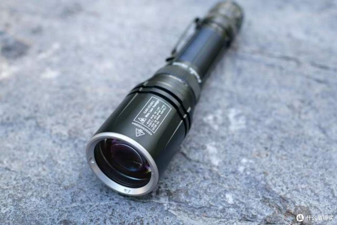 菲尼克斯TK30R白激光战术手电:黑夜中的千米光剑,探险搜索利器