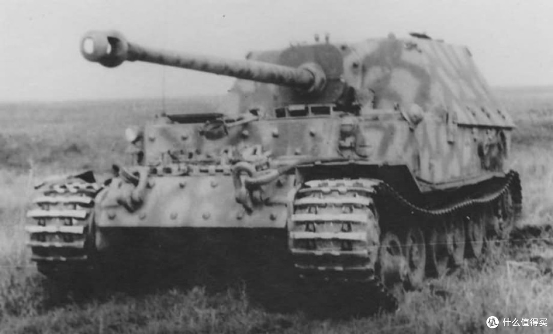 654营2连611号斐迪南，进攻之前的留影，1943年7月6日。挡泥板已在前一天的战斗中损坏。