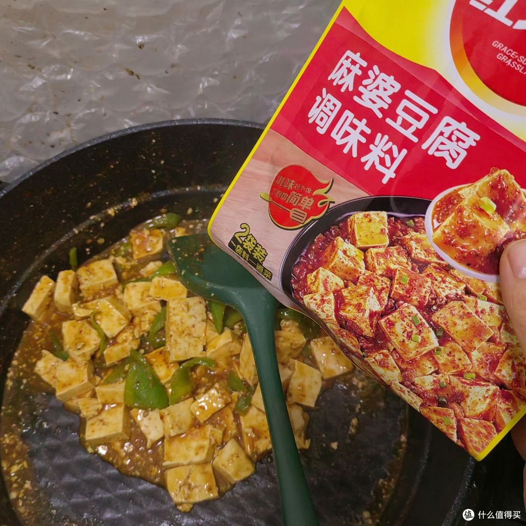 两个人两盘菜算不算丰富的晚餐?麻婆豆腐,辣椒炒鸡蛋
