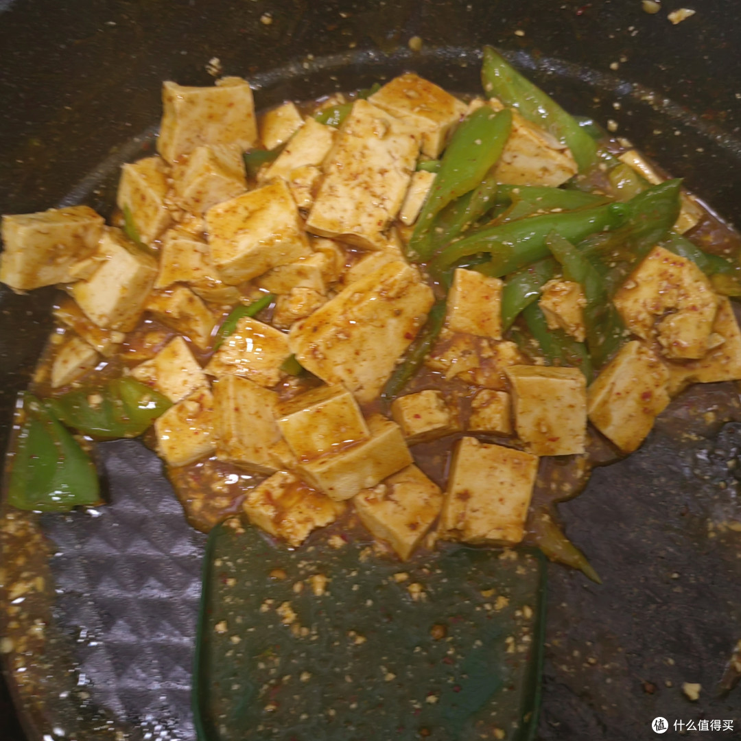 两个人两盘菜算不算丰富的晚餐?麻婆豆腐,辣椒炒鸡蛋