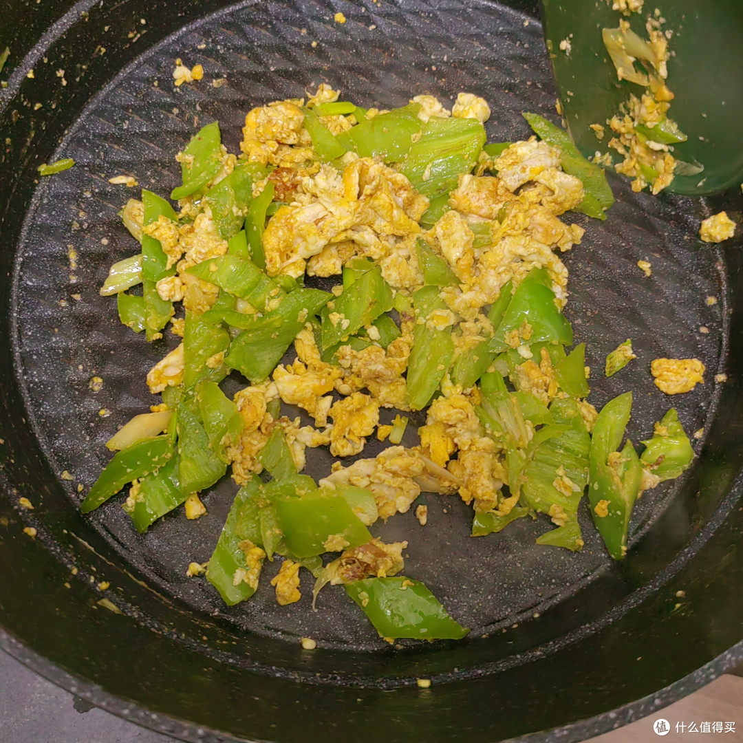 两个人两盘菜算不算丰富的晚餐?麻婆豆腐,辣椒炒鸡蛋