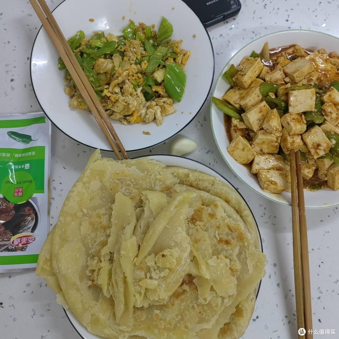 两个人两盘菜算不算丰富的晚餐?麻婆豆腐,辣椒炒鸡蛋
