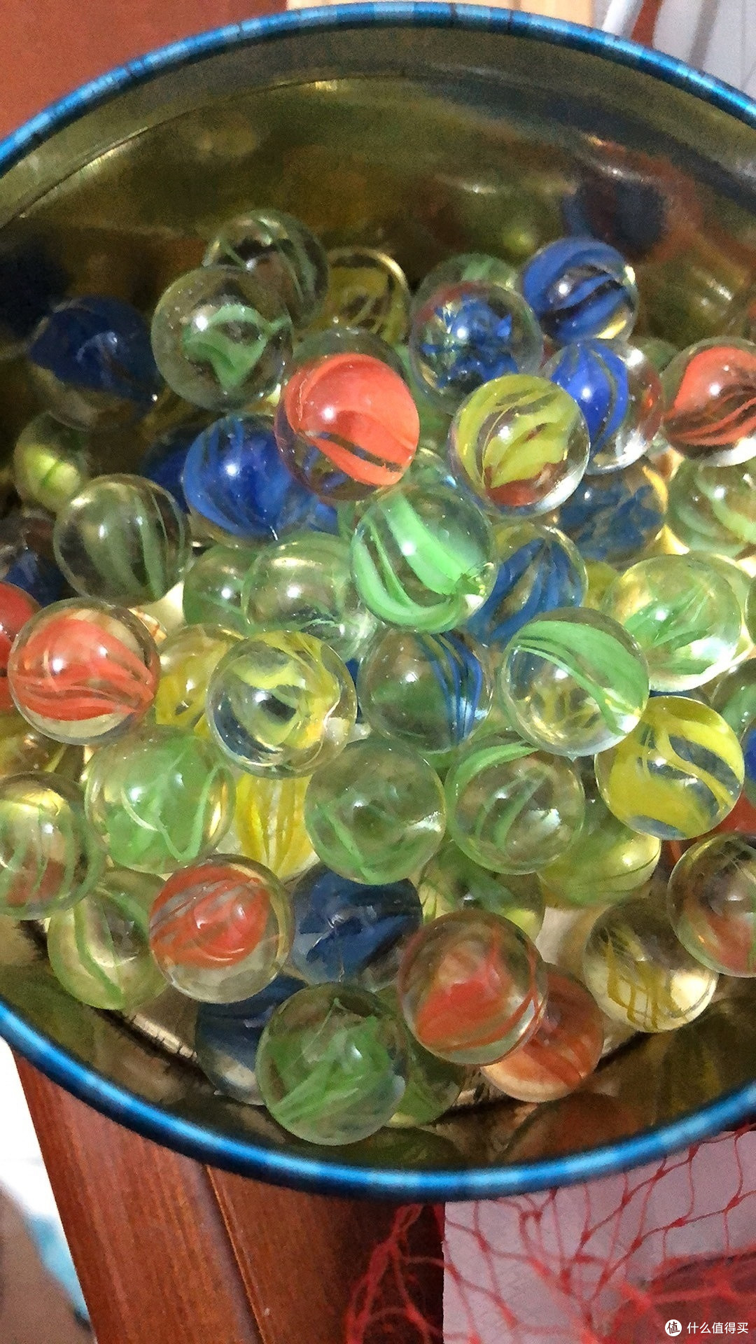现在的小朋友用弹珠来玩跳棋，而我们80后的小时候是用来在地上玩弹弹珠！