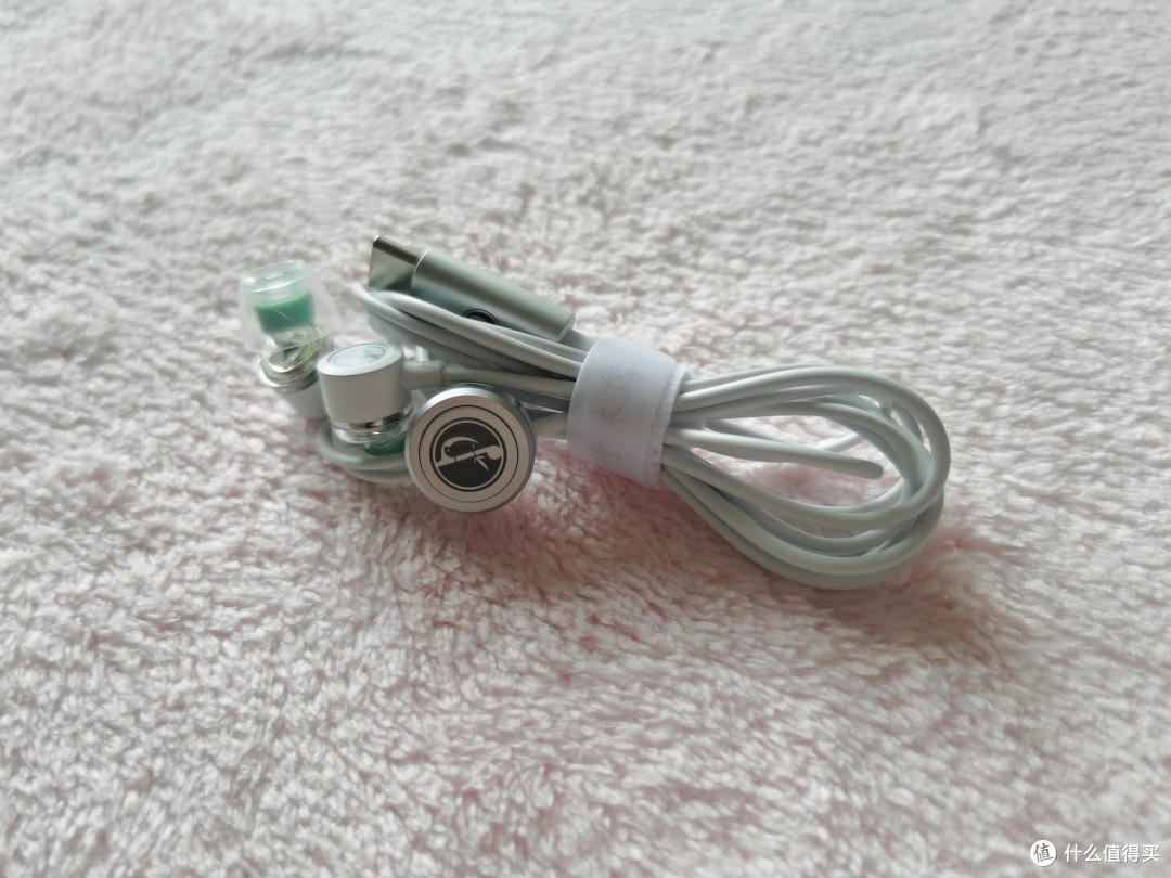 超小腔体零感佩戴还有性能的有线耳机,就是性价比出众的竹林鸟夜莺耳机