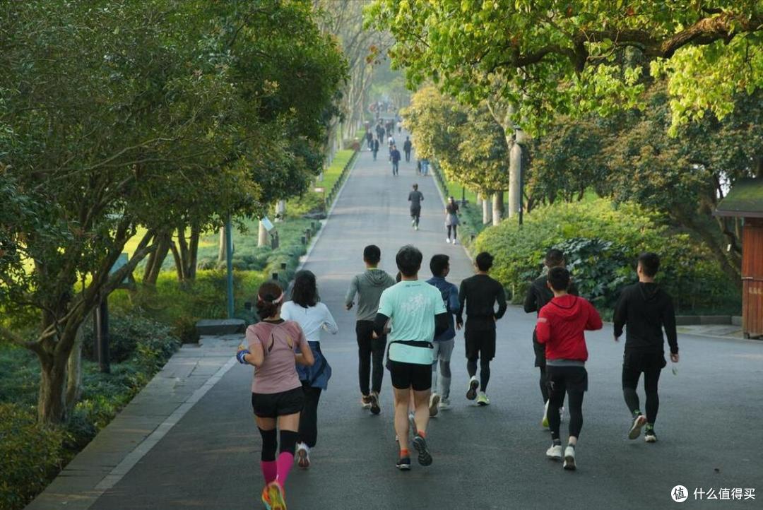 对于大众跑者,5公里慢跑,是拯救中年人的“良药”?