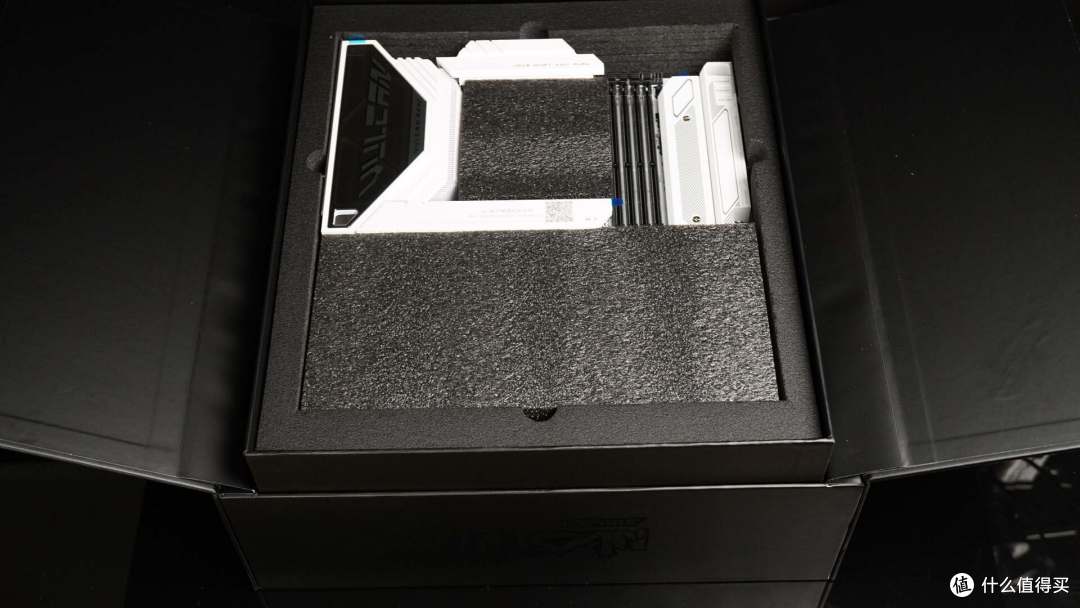 火神主板旗舰起航 - 七彩虹 iGame Z890 VULCAN W V20