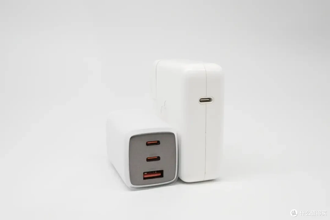 一微星67W 2C1A充电器方案:单协议芯片支持三口UFCS 融合快充