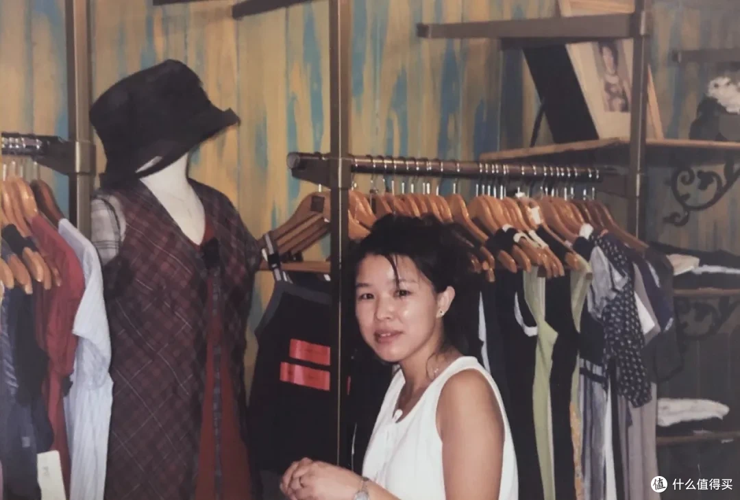 ▲ 1997年，江南布衣的第一位设计师毛毛在延安路门店。（江南布衣/图）